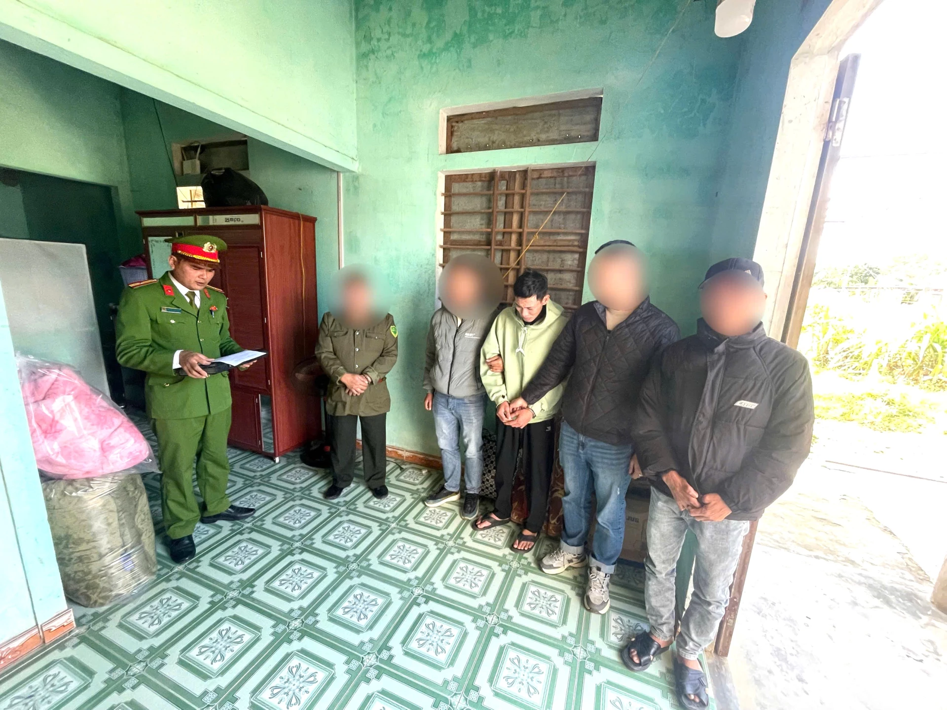 Lực lượng Công an thực hiện lệnh bắt giữ đối với Đặng Thái Dương - Ảnh: Trung Đức