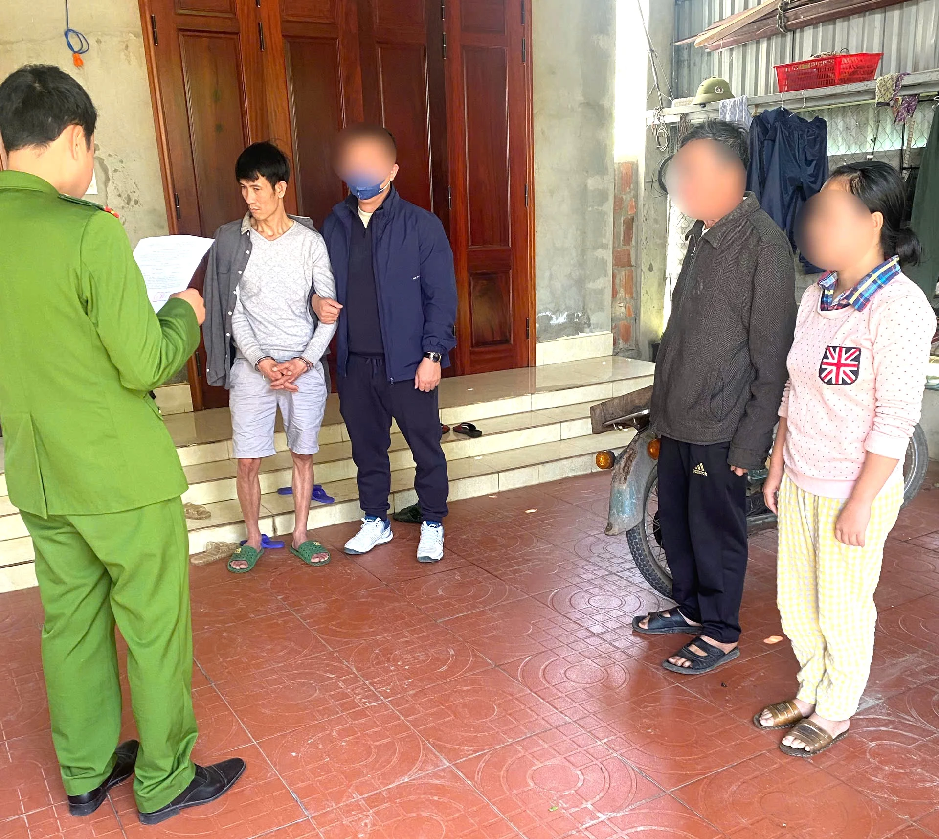 Cơ quan chức năng thi hành lệnh bắt giữ đối tượng Trần Công Minh - Ảnh: Trung Đức