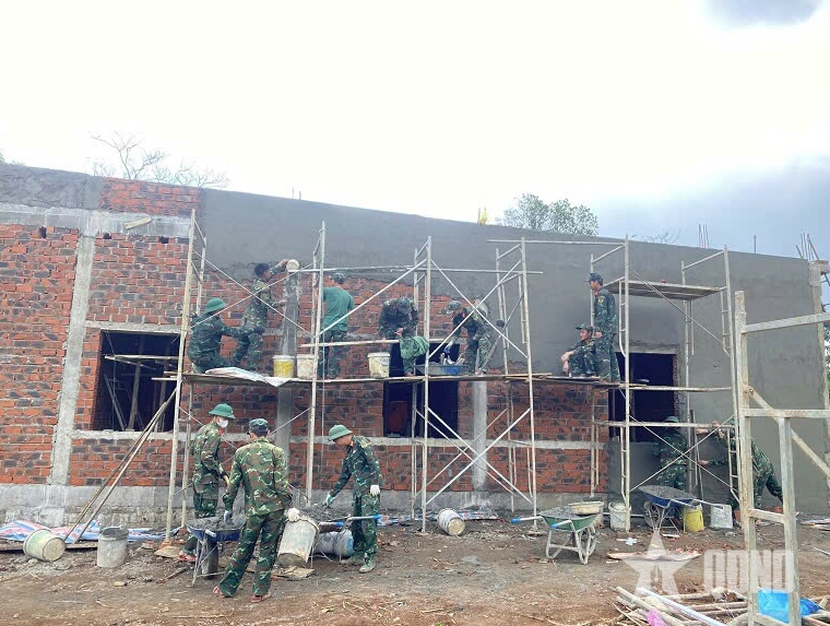 Bộ đội Trung đoàn 19, Sư đoàn 968 xây dựng nhà ở cho người dân xã Khe Sanh, tỉnh Quảng Trị.