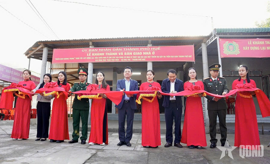 Bộ CHQS TP. Huế phối hợp tổ chức lễ khánh thành và bàn giao nhà ở “Chiến dịch Quang Trung” tại xã Khe Tre. Ảnh: LÊ SÁU