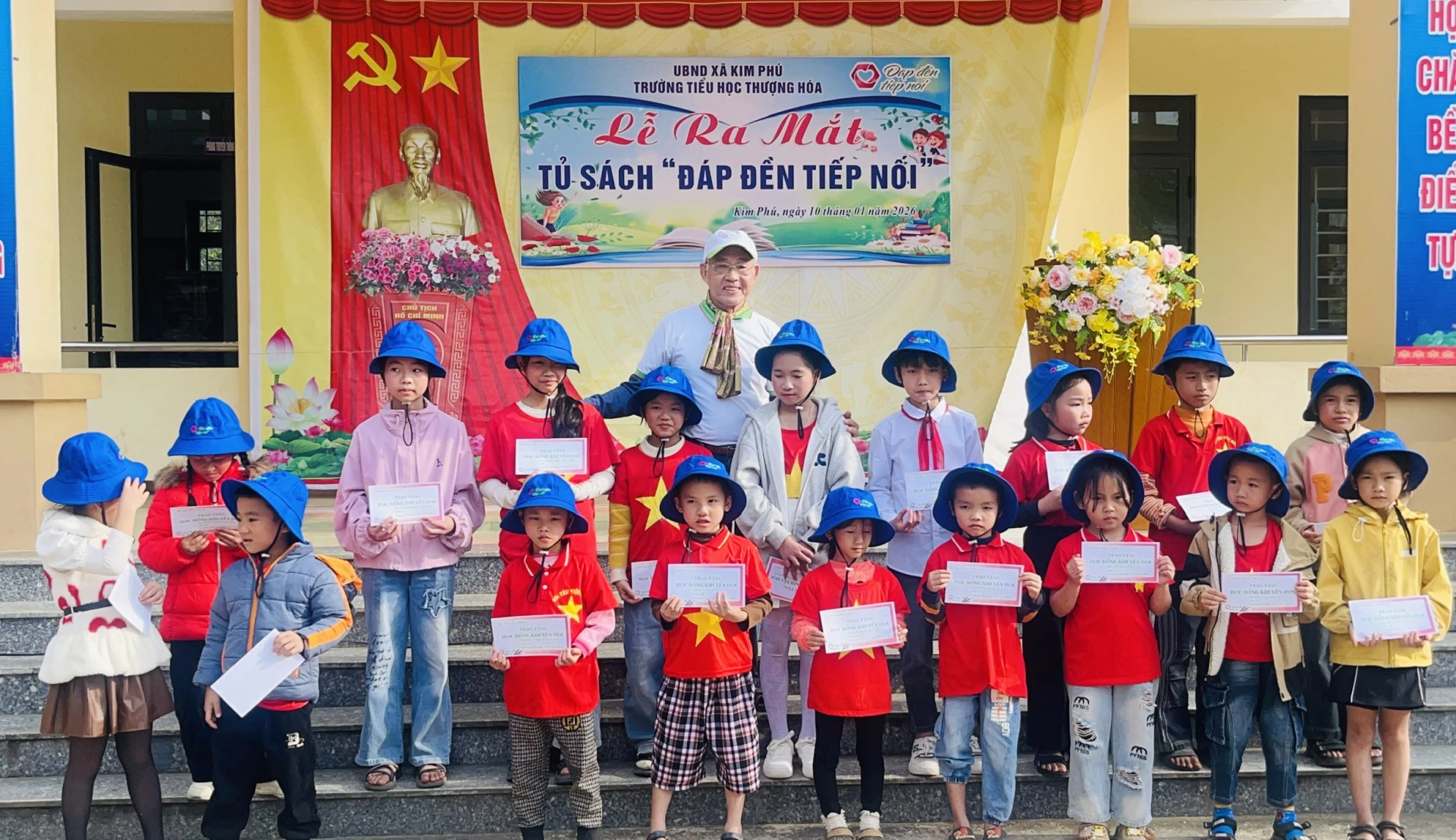 Lễ ra mắt tủ sách “Đáp đền tiếp nối ” tại Trường Tiểu học Thượng Hóa, xã Kim Phú - Ảnh: T.L

