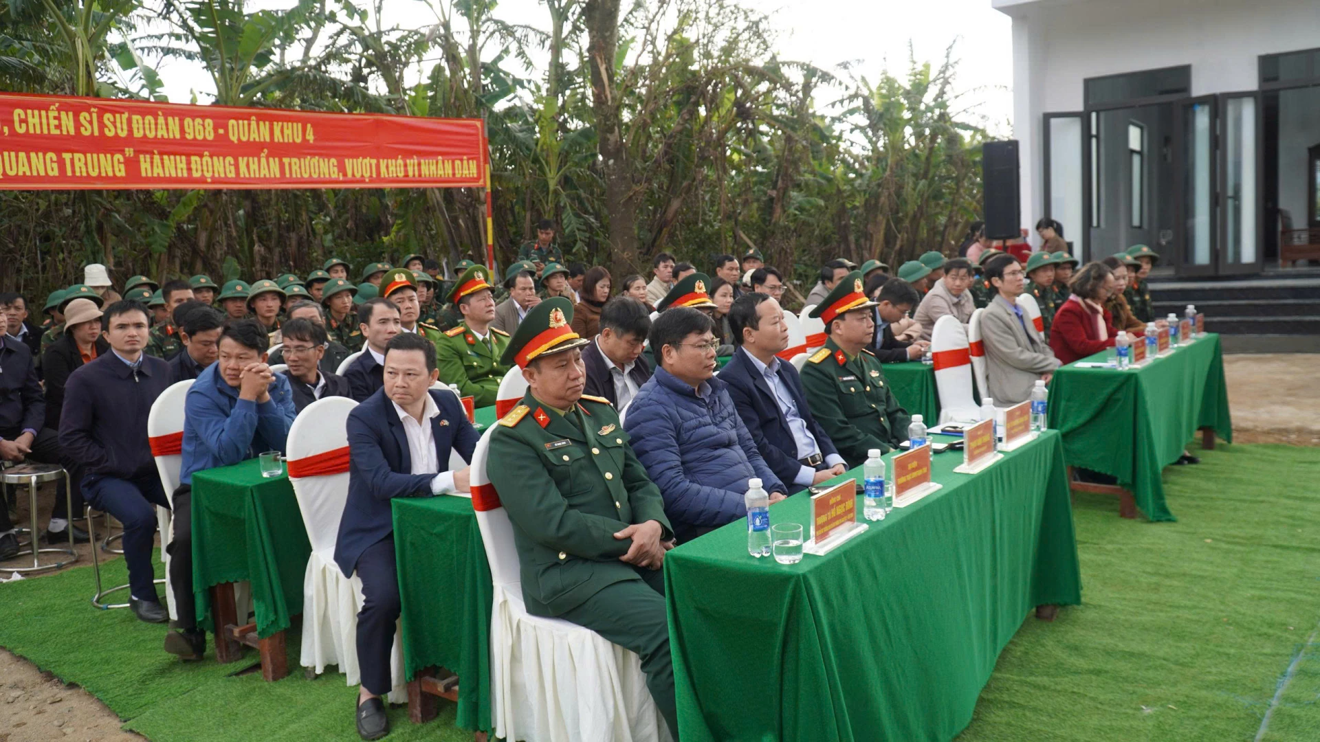 Lãnh đạo các sở, ban ngành, lực lượng vũ trang và đông đảo người dân địa phương tham dự lễ tổng kết, chứng kiến những thành quả của 