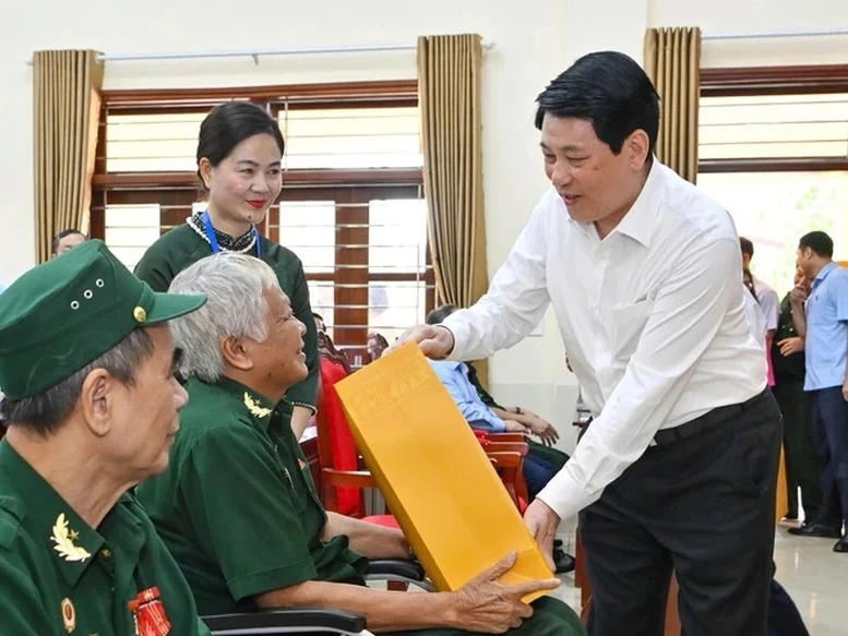 Chủ tịch nước Lương Cường tặng quà các thương binh tại Trung tâm Điều dưỡng Thương binh Duy Tiên, tháng 7/2025