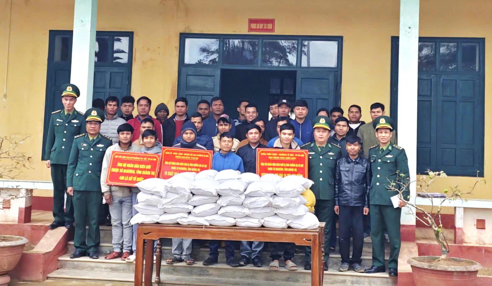 Trao quà hỗ trợ Nhân dân biên giới bị ảnh hưởng bởi lũ lụt tại xã Đakrông-Ảnh: K.S