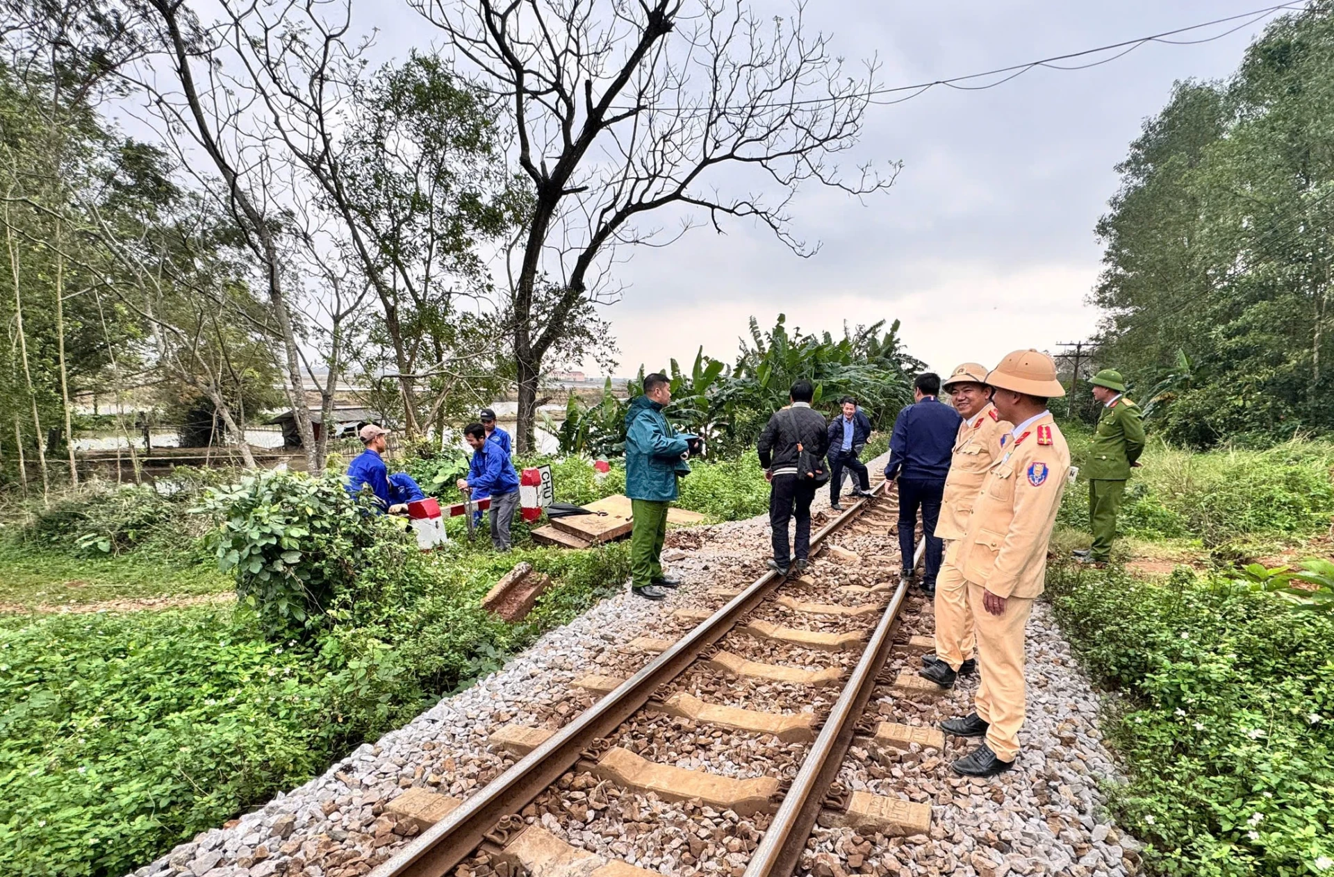 Các lực lượng chức năng đóng, xoá 2 điểm lối đi tự mở băng qua đường sắt Bắc - Nam thuộc thôn Kinh Môn, xã Bến Hải - Ảnh: L.T