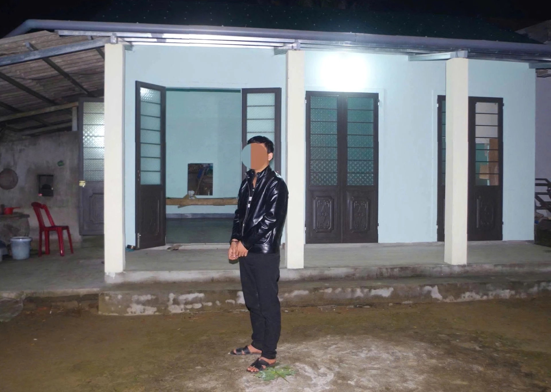 Nghi phạm N.V.B bị tạm giữ vì hành vi cướp tài sản - Ảnh: CTV