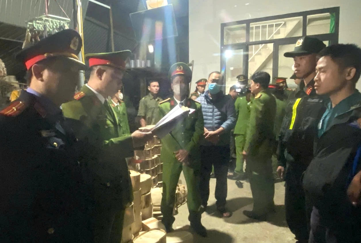 Cơ quan chức năng thi hành lệnh tạm giam đối với Nguyễn Thế Lữ - Ảnh: T.N