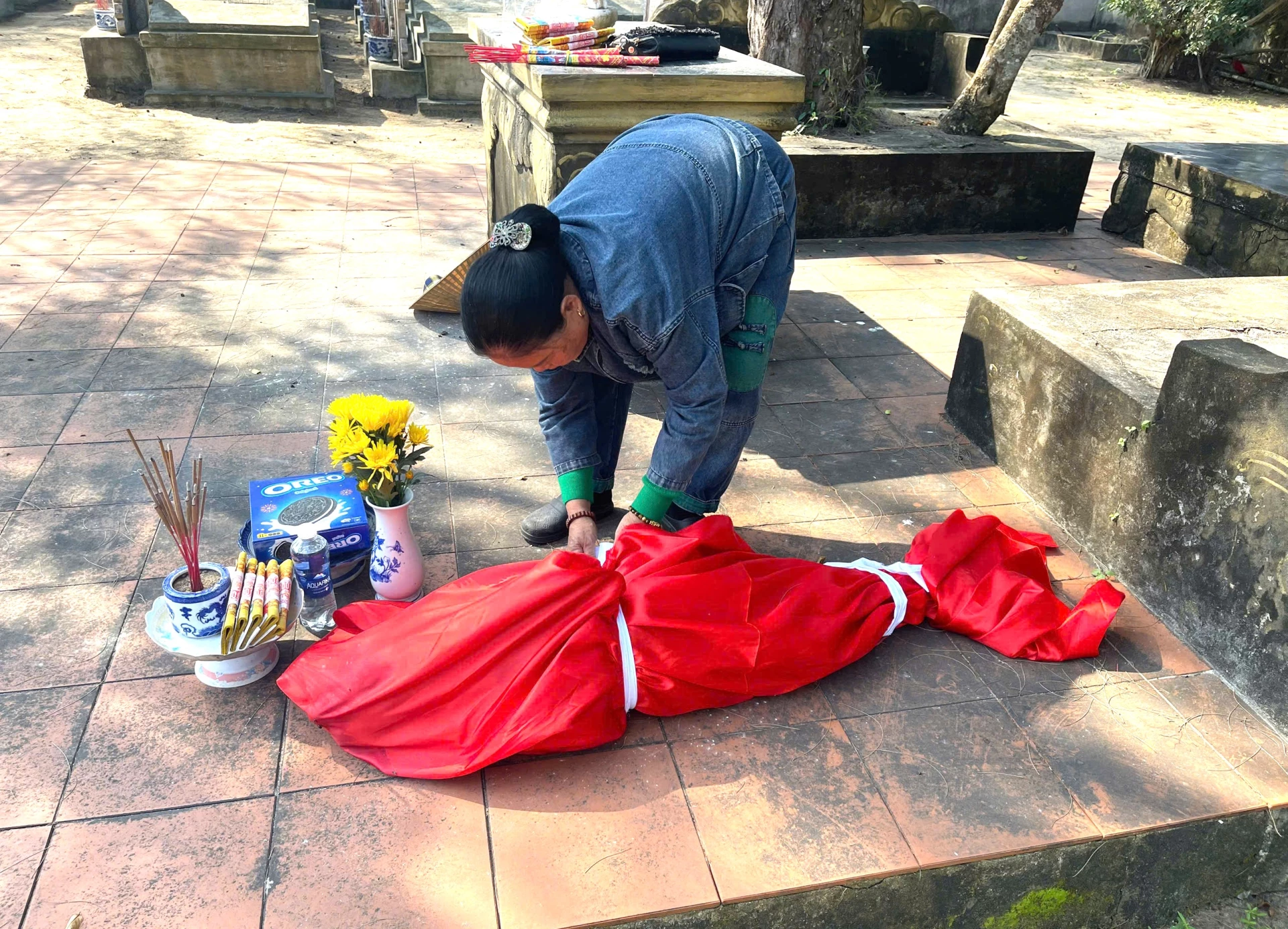 Xác cá voi được người dân an táng theo phong tục của địa phương - Ảnh: Trung Đức