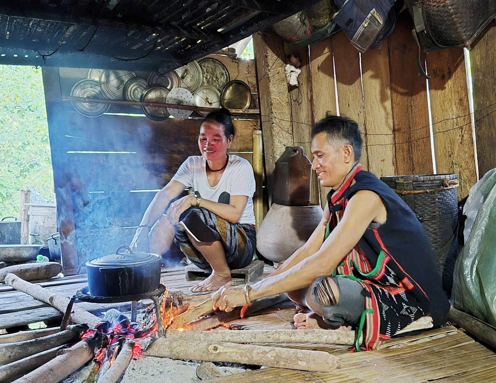 Vợ chồng anh Việt thường cùng nhau nhóm bếp củi trên nhà sàn -Ảnh: K.S