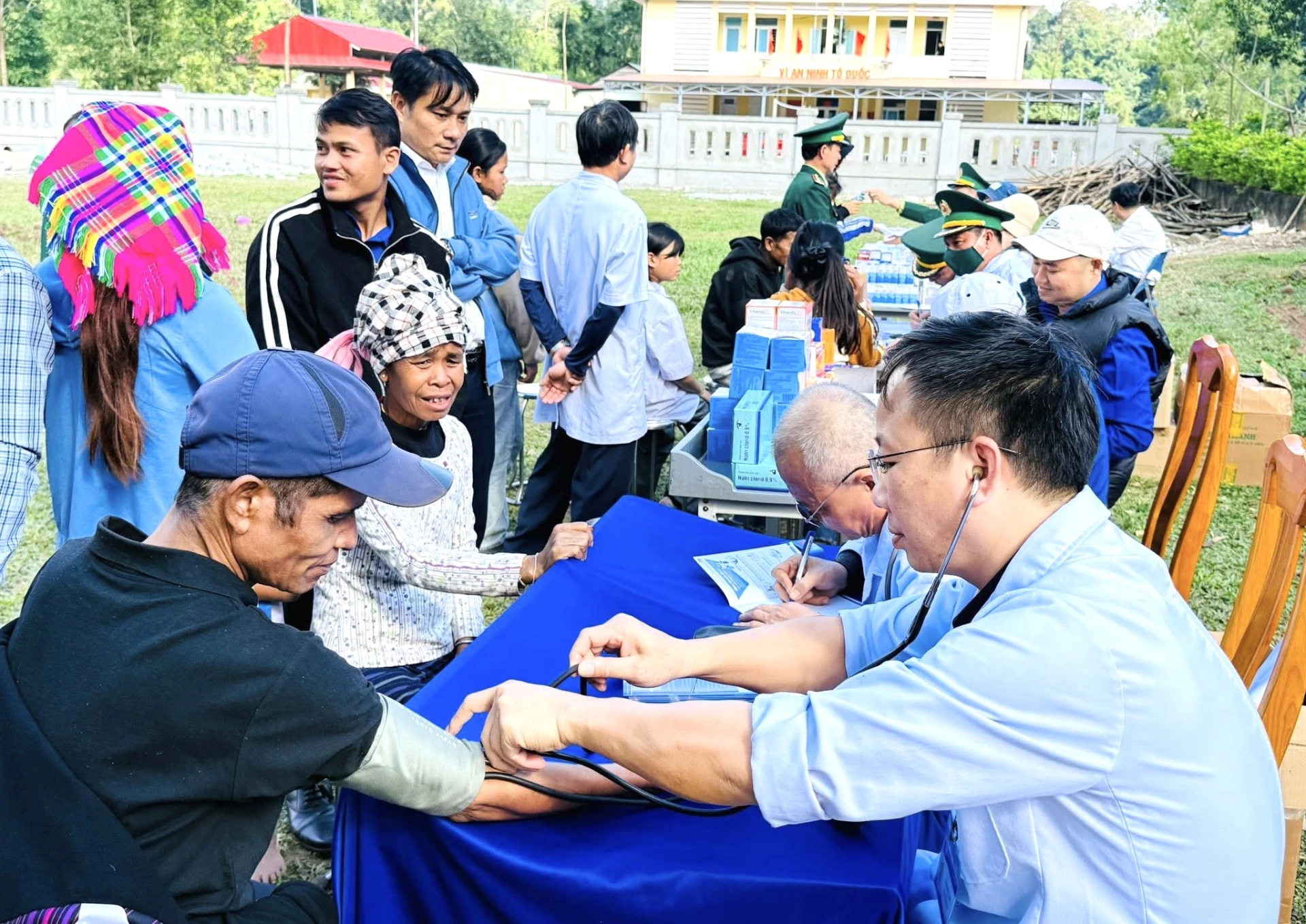 Tư vấn sức khỏe, cấp phát thuốc miễn phí cho Nhân dân - Ảnh: K.H