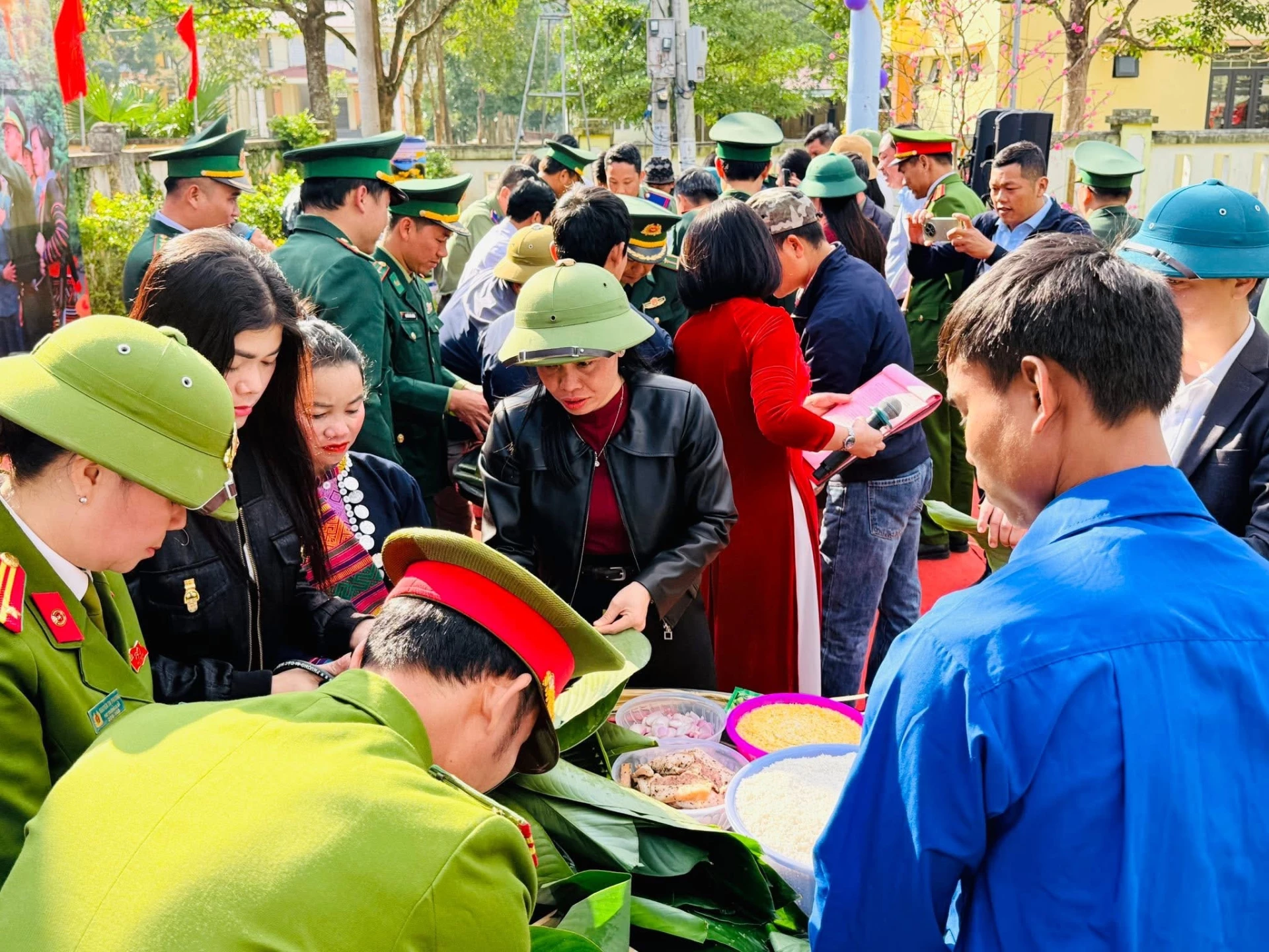 Hội thi gói bánh chưng - Ảnh: K.H