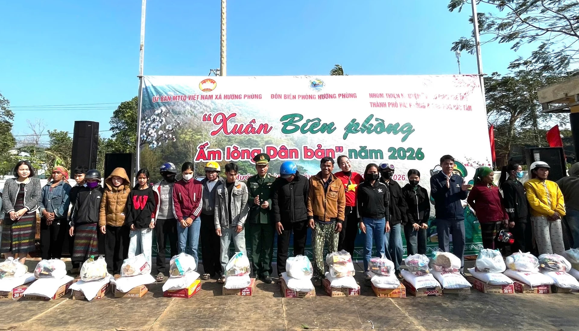 Hơn 840 suất quà từ Biên phòng Hướng Phùng: Dân ấm lòng! Đồn Biên phòng Hướng Phùng trao tặng hơn 840 suất quà cho người dân