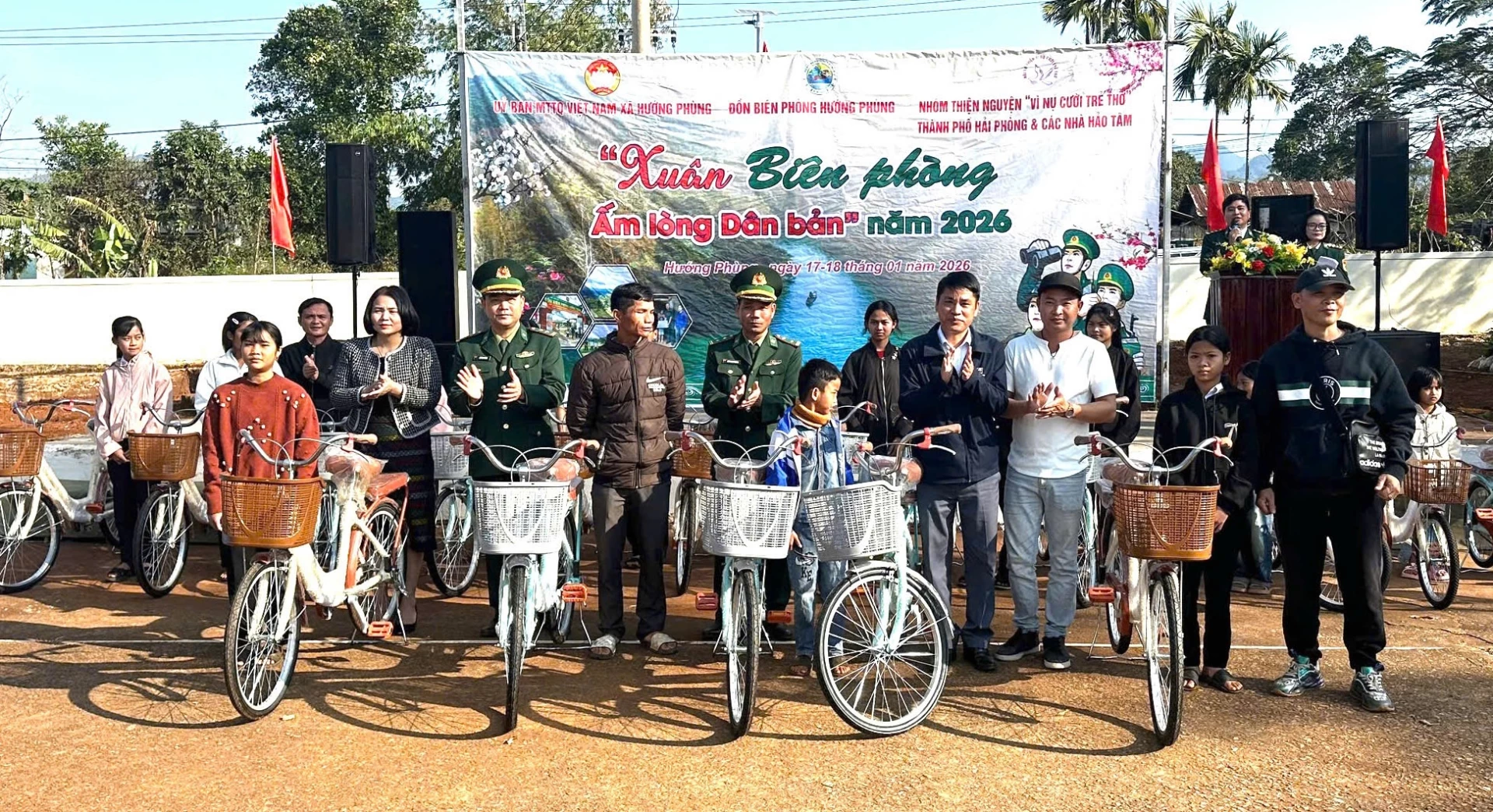 Những chiếc xe đạp tiếp sức cho các em thuộc Chương trình “Nâng bước em tới trường - Con nuôi đồn biên phòng” - Ảnh: L.T