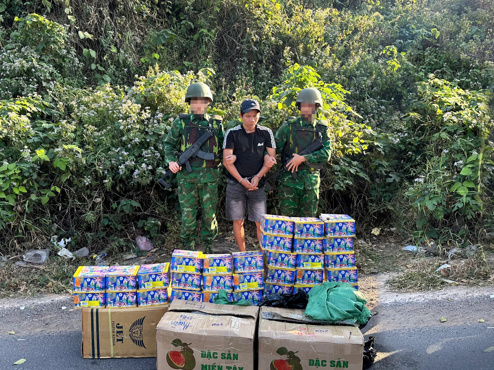 Đối tượng Trần Văn Bình và tang vật 30 hộp pháo hoa nổ bị lực lượng chức năng bắt giữ.