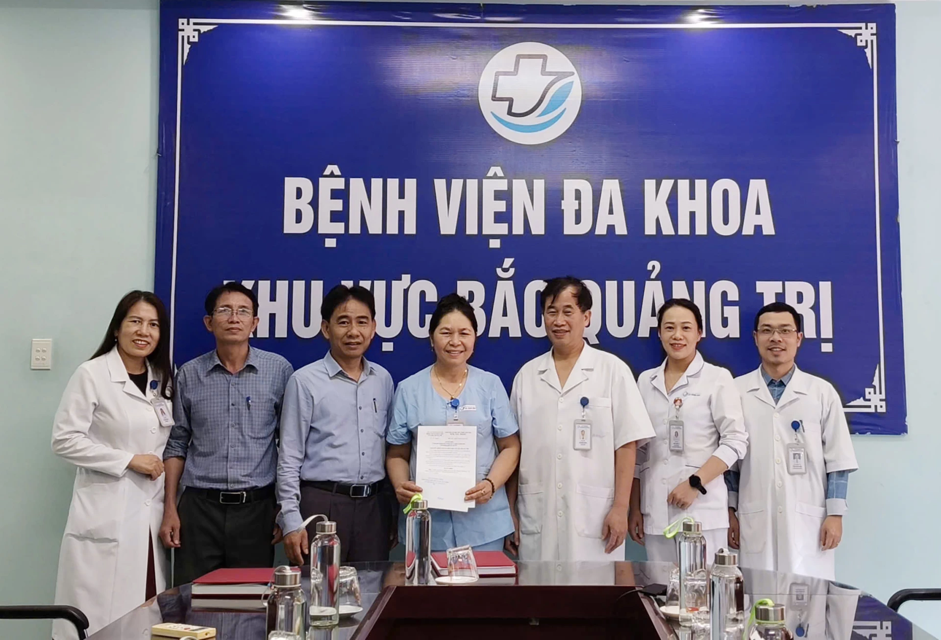 Nhân viên y tế Lê Thị Phượng (người đứng chính giữa) được biểu dương, khen thưởng vì đã có nghĩa cử đẹp – Ảnh: H.L