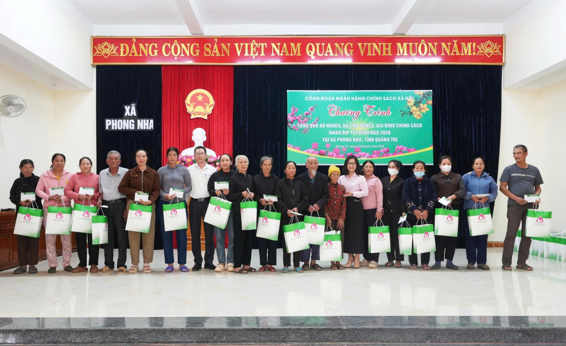 Trao 100 quà Tết: Thắp sáng hy vọng cho hoàn cảnh khó khăn Trao 100 suất quà Tết cho các hoàn cảnh khó khăn