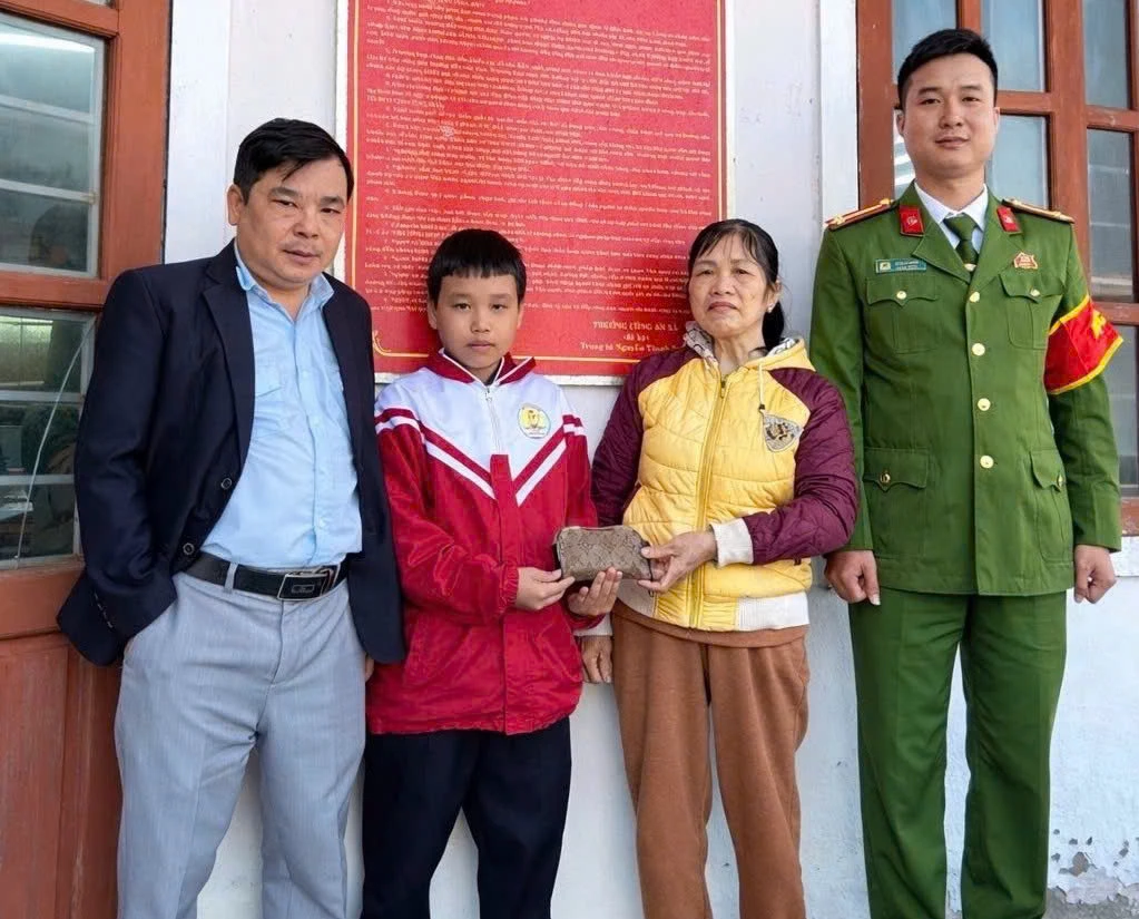 Ấm lòng: 3 học sinh trả lại tài sản, cứu người phụ nữ nghèo 3 học sinh ở xã Vĩnh Định trả lại tài sản nhặt được cho người phụ nữ hoàn cảnh khó khăn