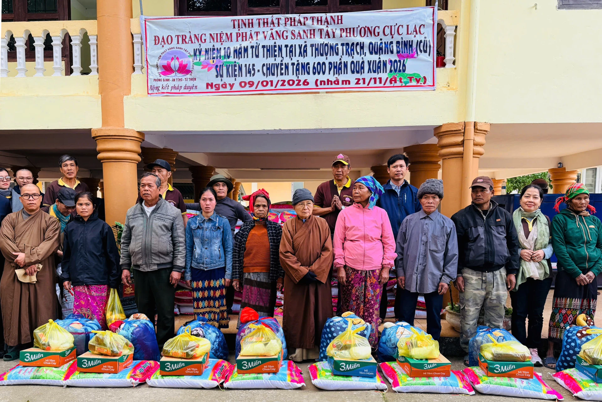 Các đoàn từ thiện trao quà hỗ trợ cho bà con đồng bào dân tộc thiểu số xã Thượng Trạch - Ảnh: T.T