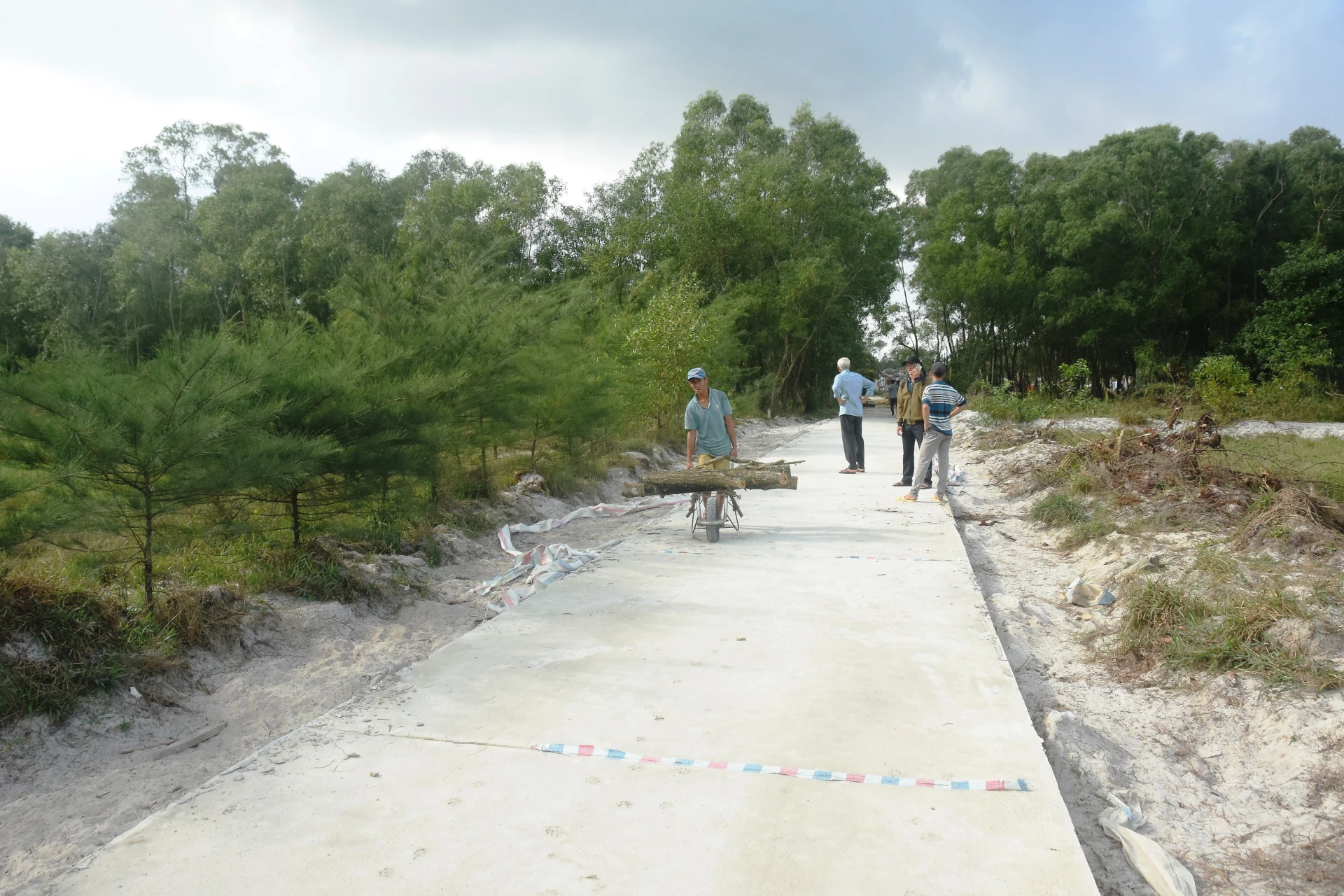 Diện mạo khang trang của tuyến đường bê tông, thành quả của sự vận động từ anh Hoàng Thọ Mân và ban điều hành xóm Trong, thôn 8, xã Nam Cửa Việt - Ảnh: Đ.V