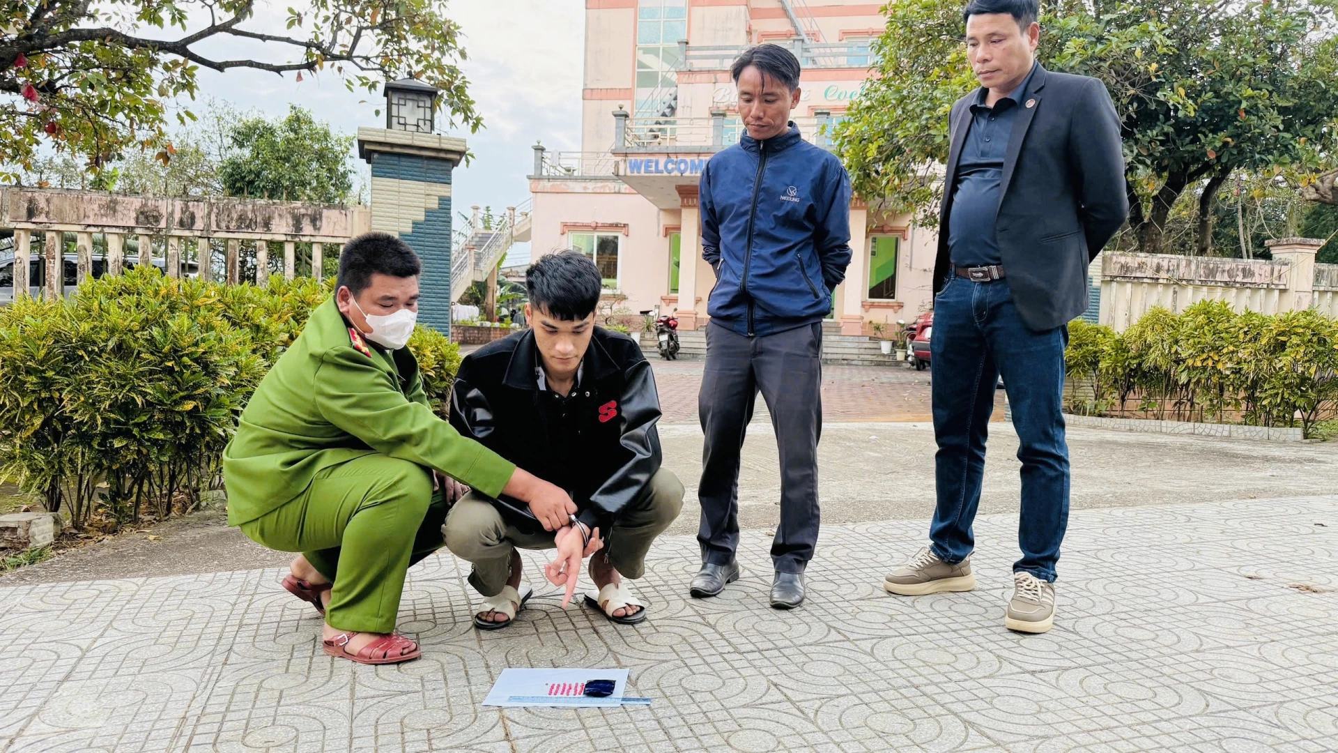 Công an xã Cửa Tùng bắt giữ đối tượng Trương Hữu Tuệ cùng tang vật - Ảnh: B.N