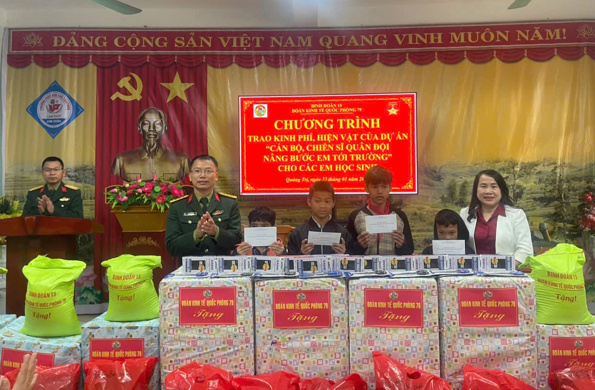 
Đại diện Ban Chỉ huy Đoàn Kinh tế- Quốc phòng 79 trao tiền hỗ trợ, nhu yếu phẩm, đồ dùng học tập, quà Tết cho các em học sinh - Ảnh: N.H