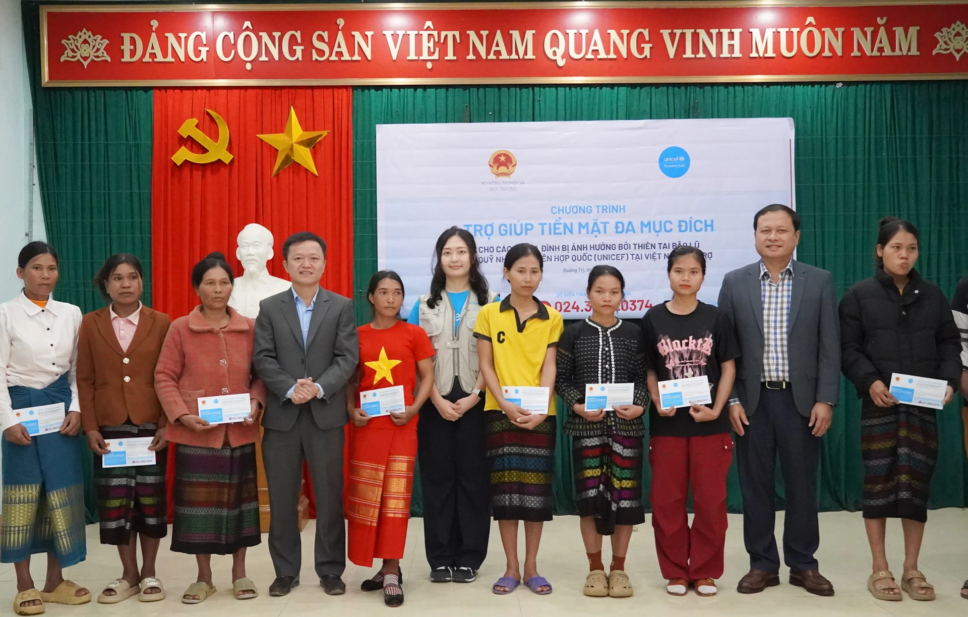 Trao hỗ trợ các hộ gia đình bị ảnh hưởng bởi thiên tai tại xã Kim Ngân - Ảnh: N.H