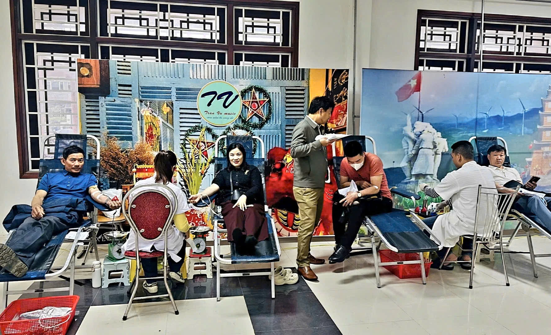 Đông đảo cán bộ, công chức và người dân địa phương nhiệt tình hưởng ứng nghĩa cử cao đẹp tại Lễ hội Xuân hồng năm 2026. Ảnh: K.S