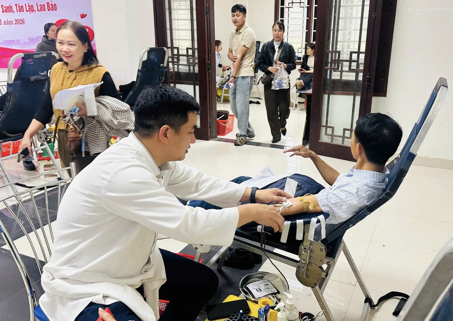 Đội ngũ cán bộ y tế tận tâm thực hiện quy trình lấy máu an toàn và chuẩn mực cho các tình nguyện viên. Ảnh: K.S