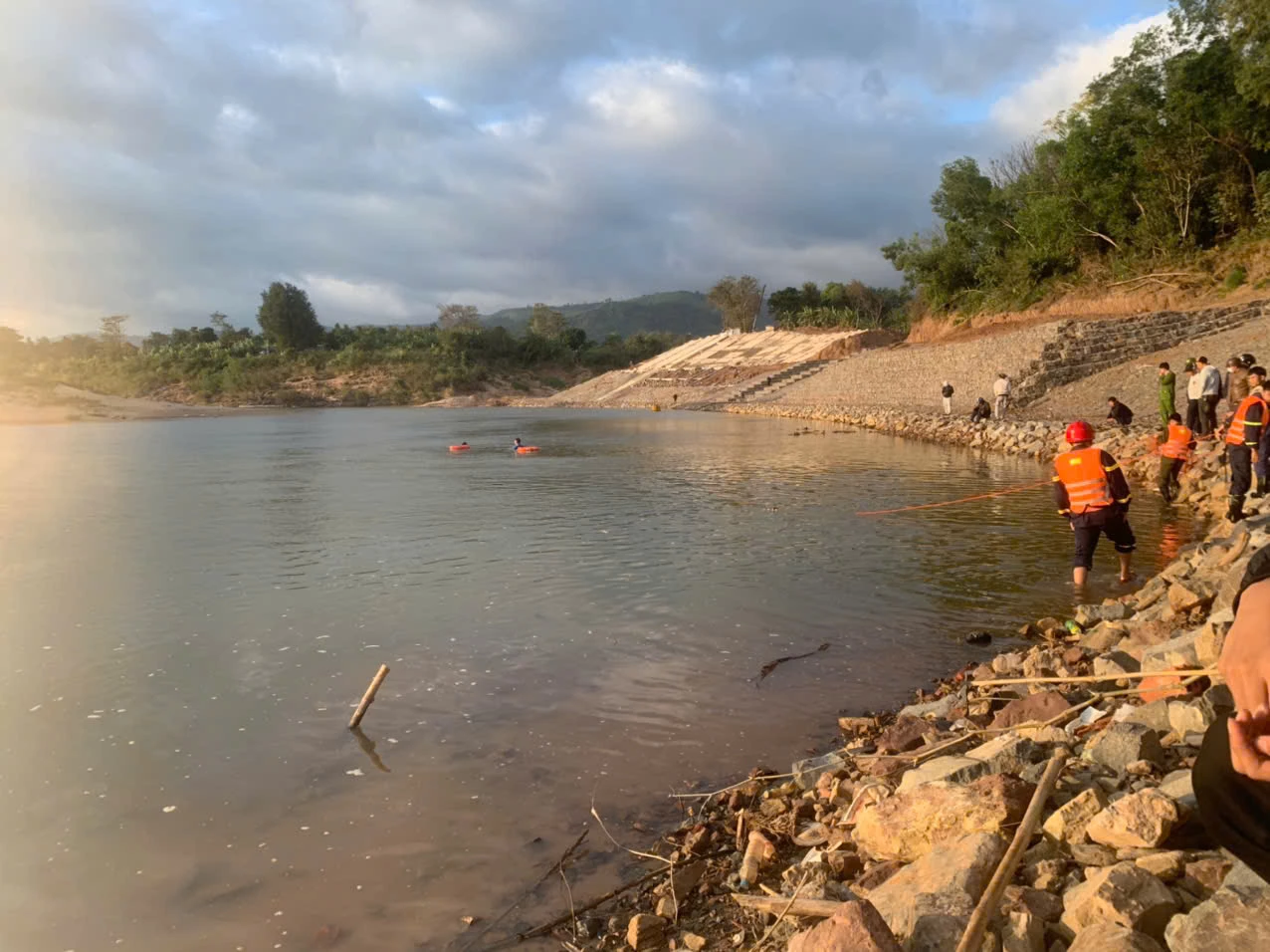 Lao Bảo khẩn trương tìm nạn nhân đuối nước! Tìm kiếm nạn nhân đuối nước tại xã Lao Bảo