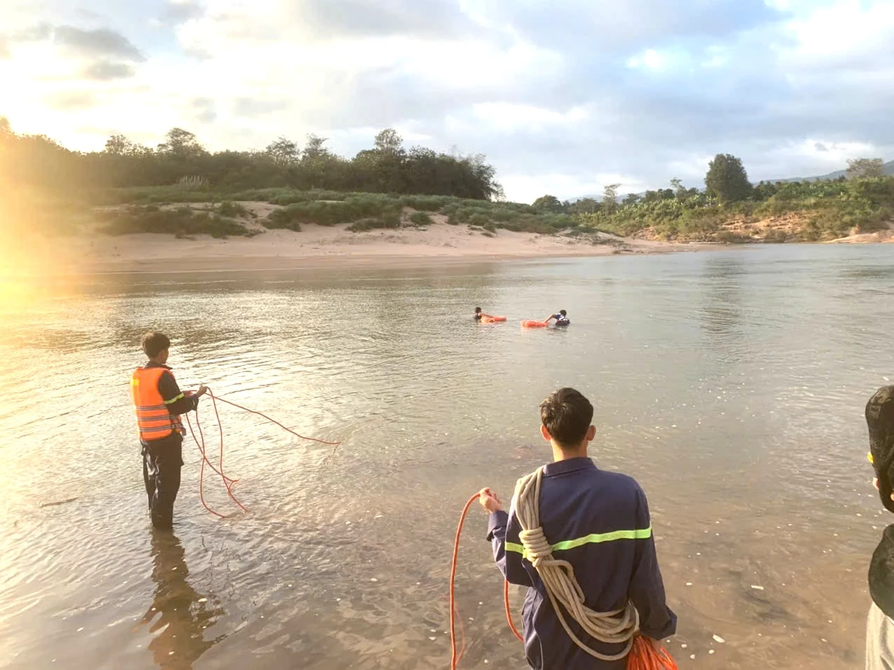 Các lực lượng chức năng, bao gồm Phòng Cảnh sát PCCC và CNCH, Công an tỉnh Quảng Trị, đang tích cực phối hợp tìm kiếm nạn nhân - Ảnh: Trung Đức