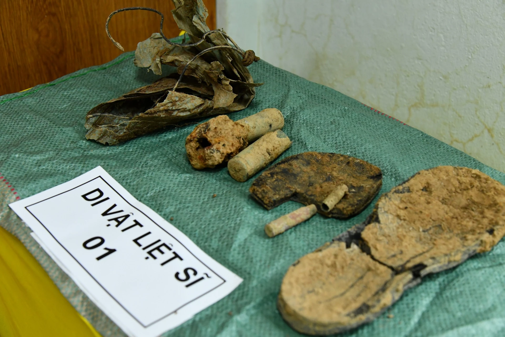 Các di vật thiêng liêng được phát hiện cùng hài cốt liệt sĩ.