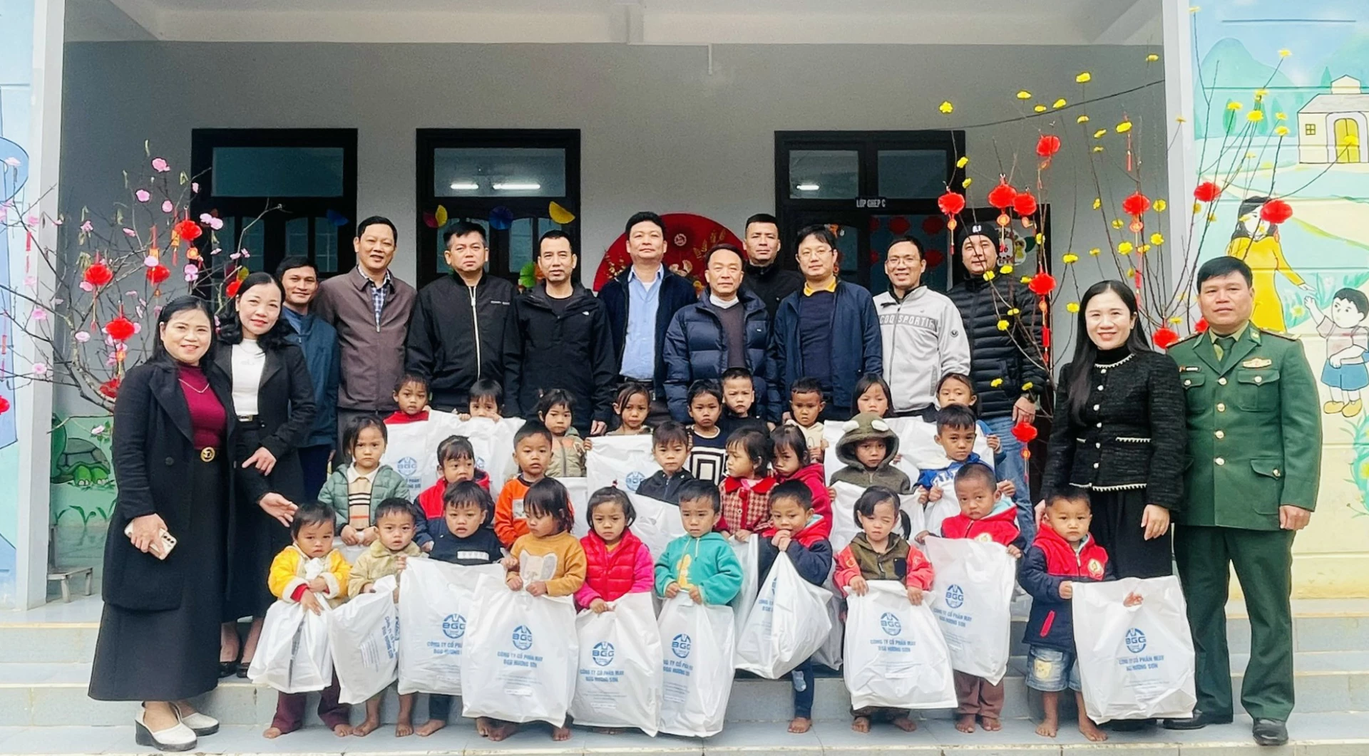 
Đoàn thiện nguyện 81+ Bắc Giang tặng quà cho các em học sinh tại điểm  Trường Mầm non số 2 Thượng Hóa - Ảnh: X.P