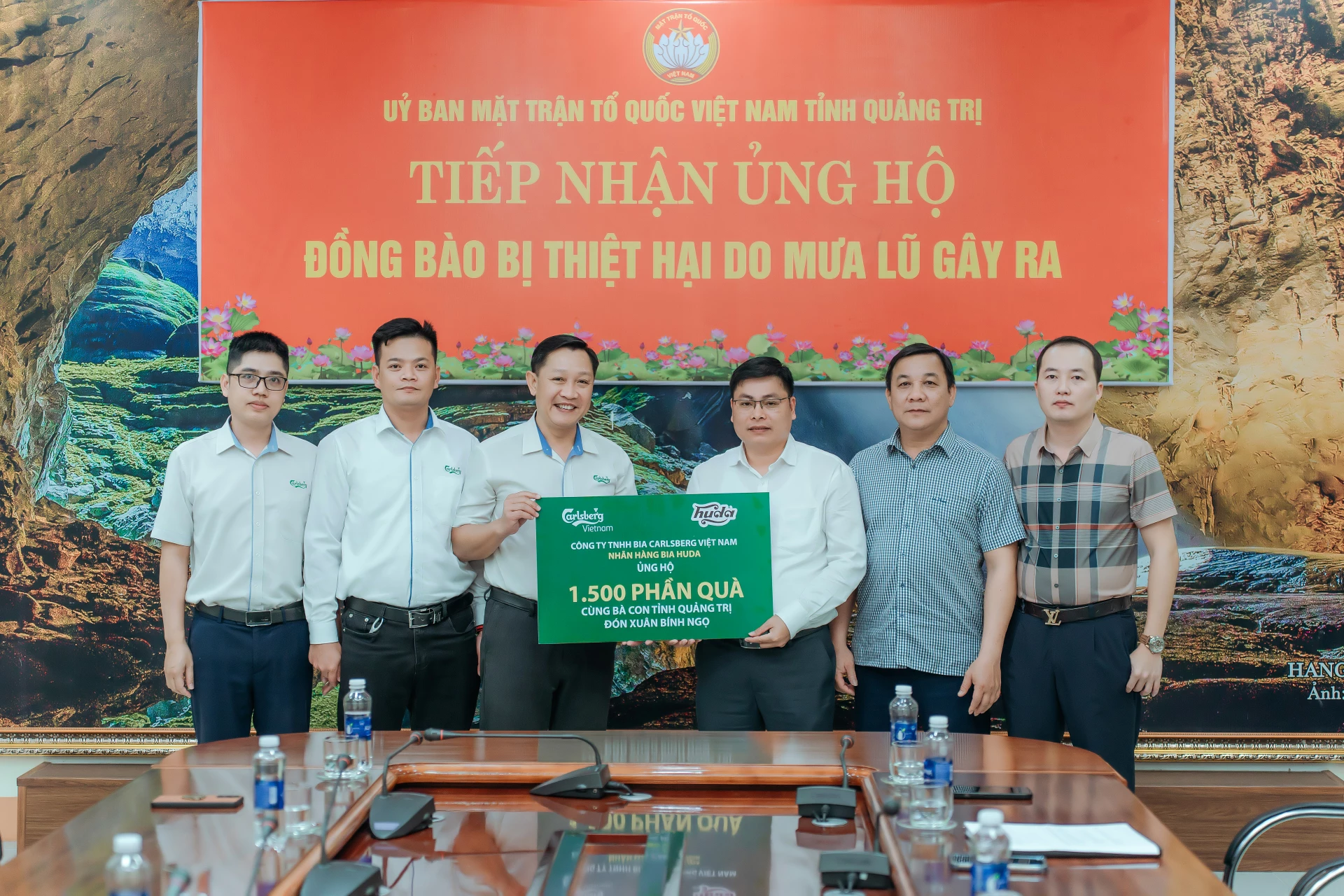 Đại diện Công ty TNHH Bia Carlsberg Việt Nam trao biển trưng tặng quà Tết Nguyên đán Bính Ngọ cho người dân tỉnh Quảng Trị -Ảnh: L.T