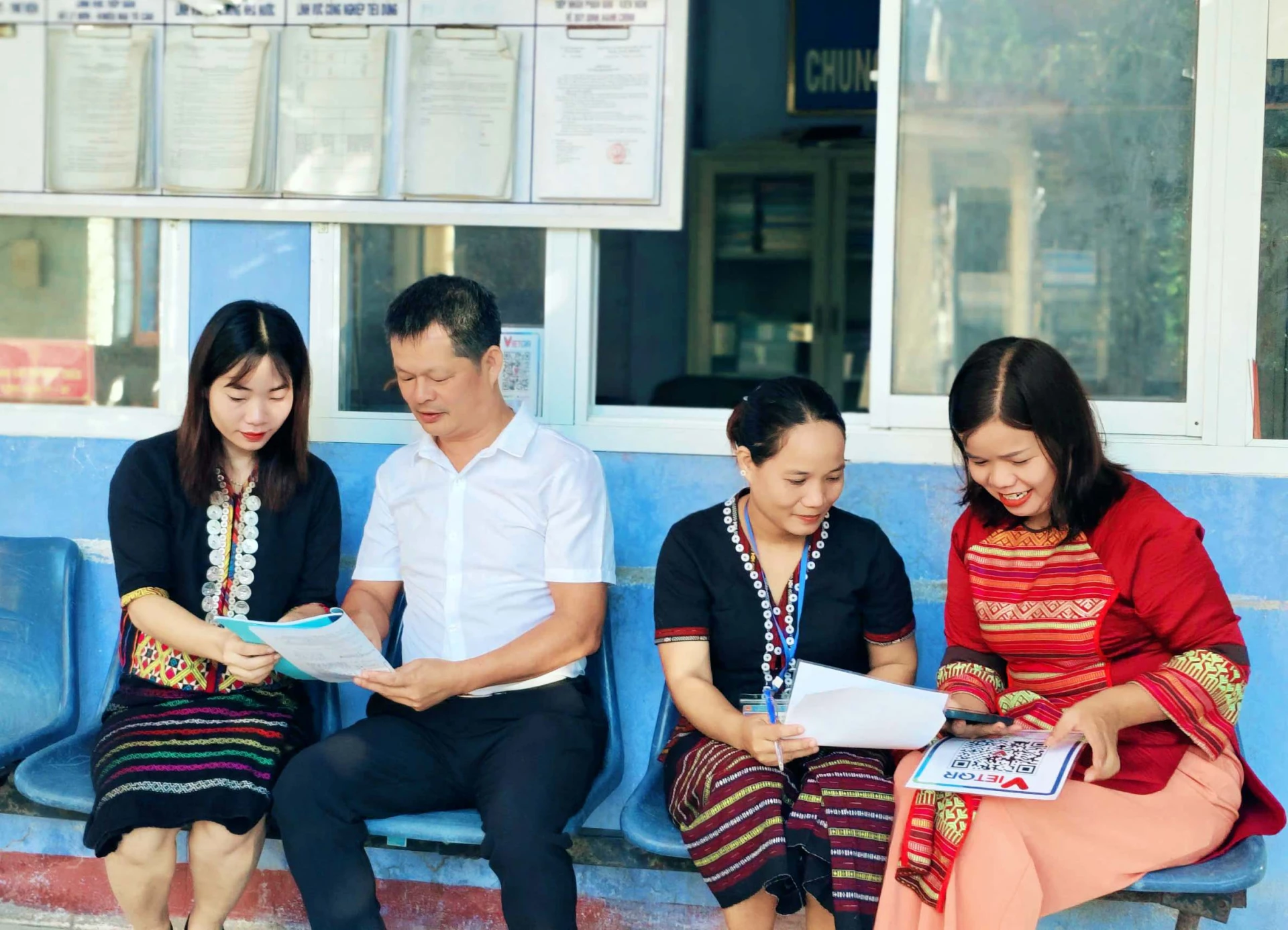 Chị Hồ Thị Thương (ngoài cùng, phía tay phải) không ngừng nỗ lực để có thể cống hiến nhiều hơn - Ảnh: Q.H