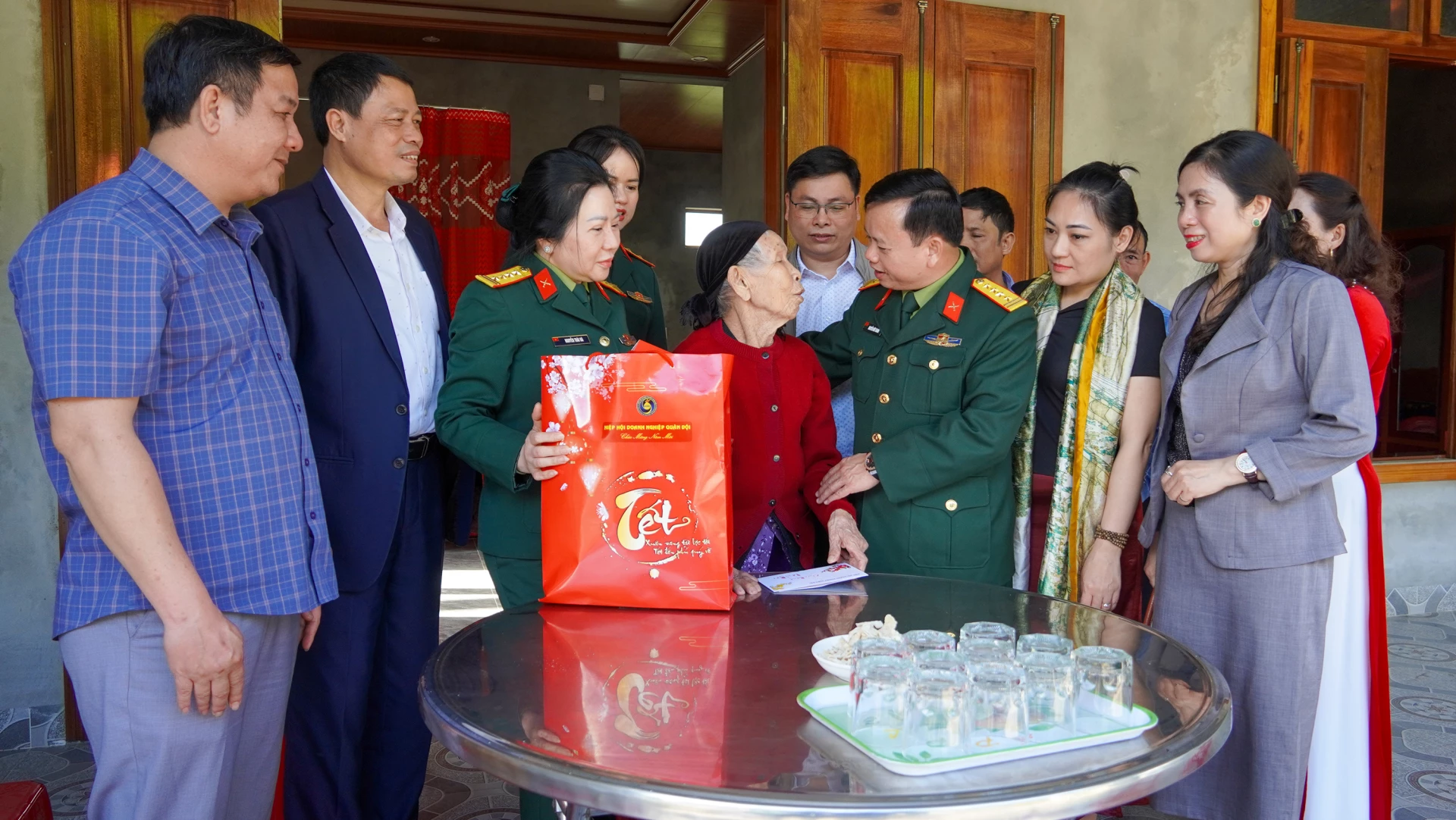 Thăm và trao tặng quà Tết cho Bà mẹ Việt Nam Anh hùng Đỗ Thị Điểm, xã Bố Trạch - Ảnh: N.H 