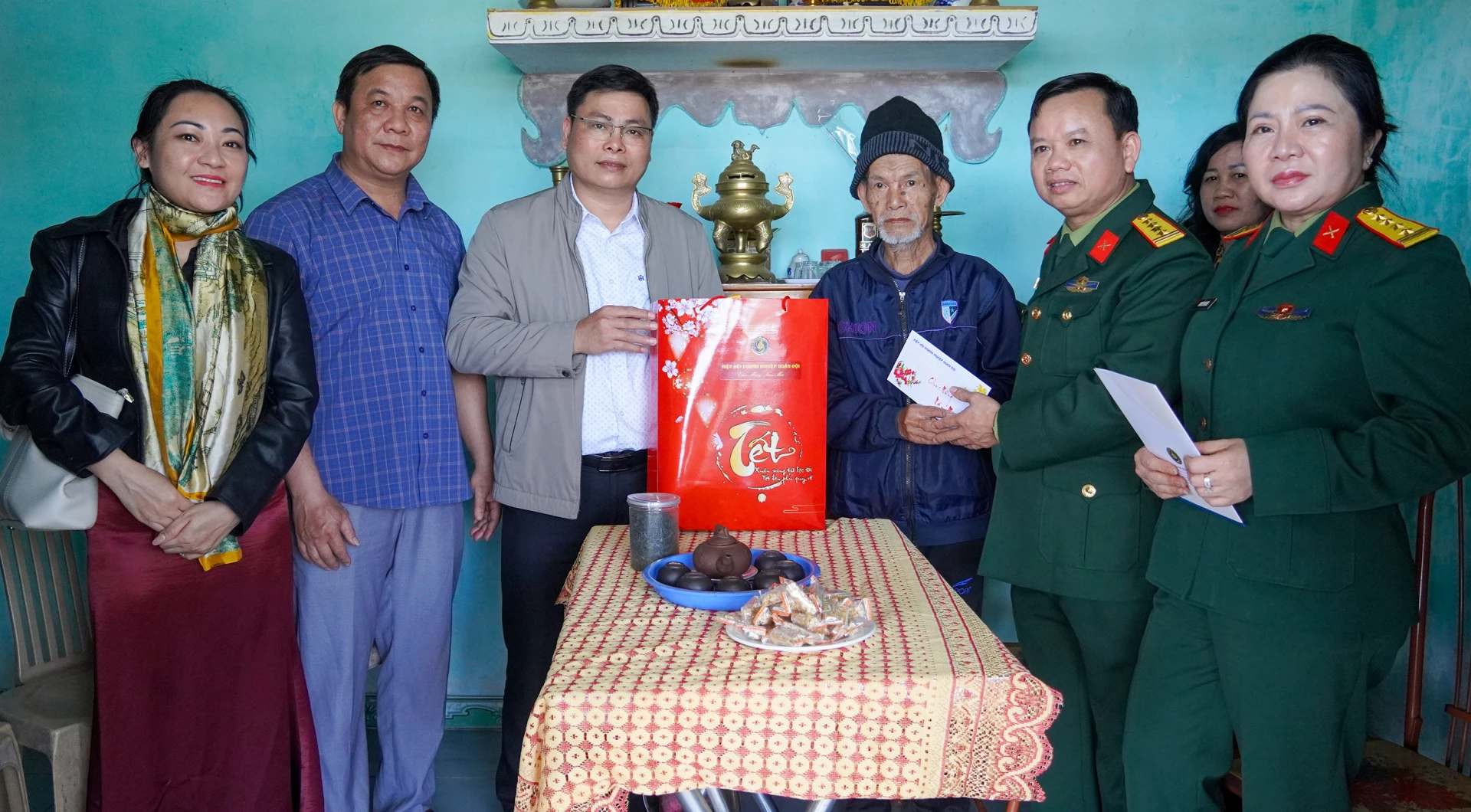 Thăm và trao tặng quà Tết cho thương binh Lữ Dũng, trú tại tổ dân phố 3, phường Đồng Sơn- Ảnh: N.H 