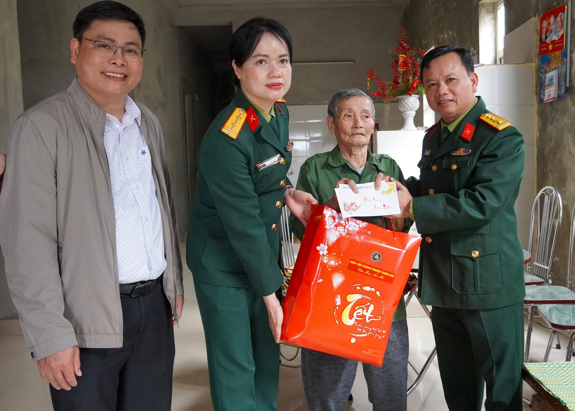Thăm và trao tặng quà Tết cho thương binh Lê Ngọc Liểu, trú tại tổ dân phố Trung Nghĩa 6, phường Đồng Sơn - Ảnh: N.H 