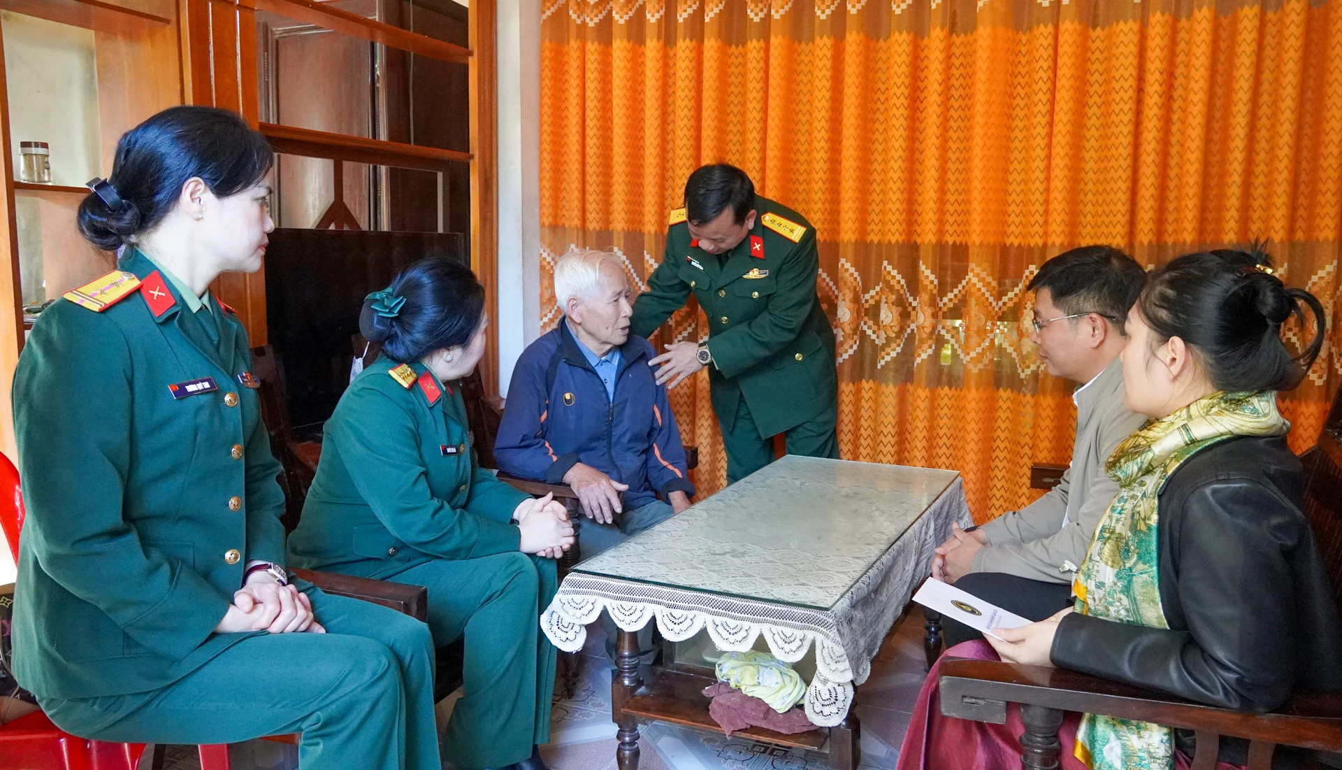 Thăm và trao tặng quà Tết cho thương binh Võ Sỹ Thừa, trú tại tổ dân phố 2 Phú Vinh, phường Đồng Sơn - Ảnh: N.H