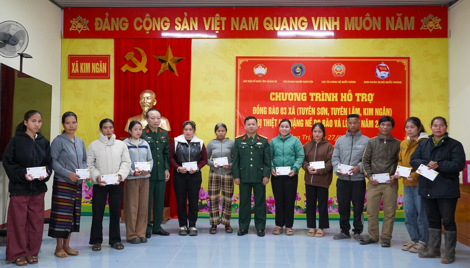 Trao quà hỗ trợ cho đồng bào bị ảnh hưởng bởi thiên tai tại xã Kim Ngân