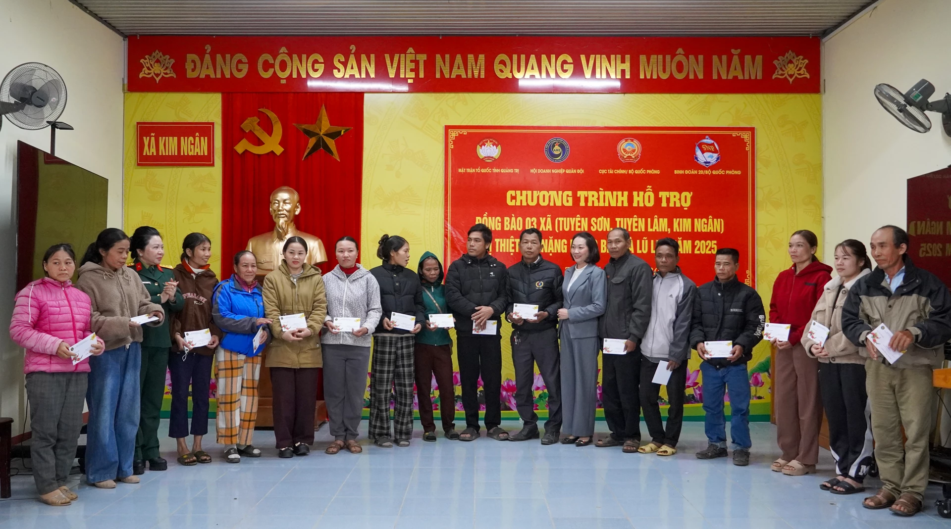 Đại diện lãnh đạo Cục Tài chính (Bộ Quốc phòng) và Ủy ban MTTQ Việt Nam tỉnh trao quà cho đồng bào bị ảnh hưởng bởi thiên tai tại xã Kim Ngân - Ảnh: N.H