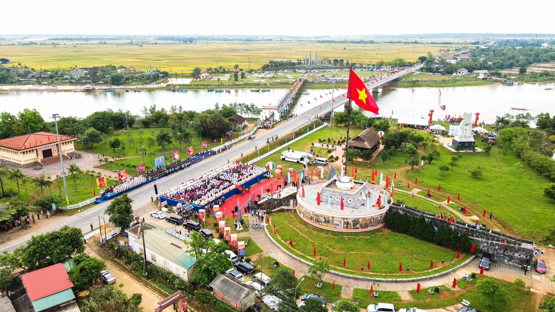 Lễ hội Thống nhất non sông tổ chức hằng năm tại Khu di tích Đôi bờ Hiền Lương - Bến Hải thu hút đông đảo du khách trong và ngoài nước - Ảnh: H.N  