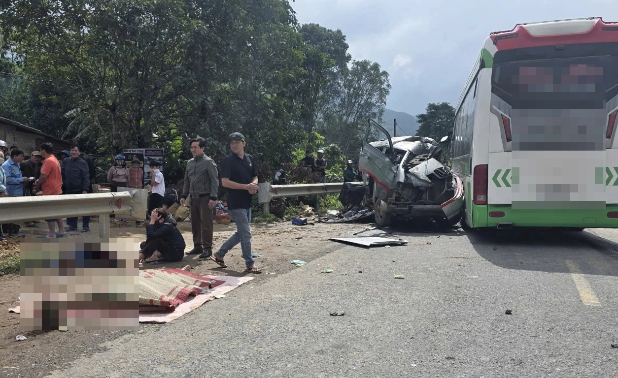 Cảnh tượng sau vụ va chạm kinh hoàng, hai nạn nhân trên xe hạ tải đã thiệt mạng ngay tại hiện trường. - Ảnh: CTV