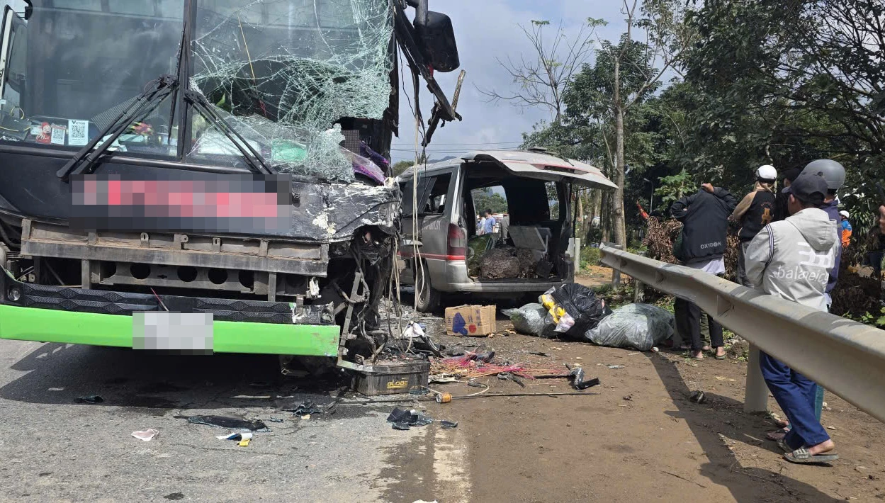 Hiện trường vụ tai nạn cho thấy cả hai phương tiện đều bị hư hỏng nghiêm trọng. - Ảnh: CTV