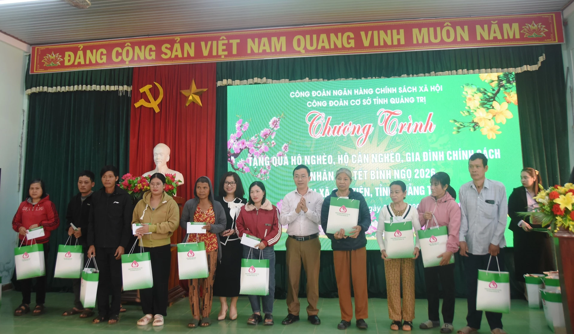 Trao 100 suất quà Tết cho các gia đình có hoàn cảnh khó khăn ở xã Cồn Tiên