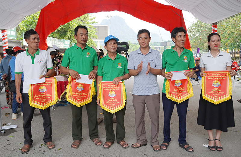 Ban Tổ chức trao giải nhất, nhì, ba, khuyến khích thi cá trắm to, đẹp.