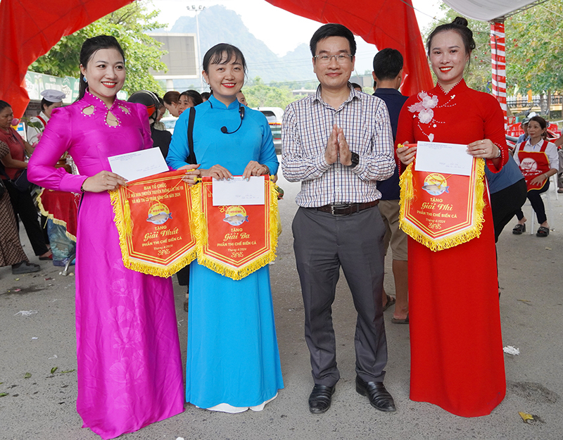 Ban Tổ chức trao giải nhất, nhì, ba nội dung chế biến món ngon từ cá trắm.