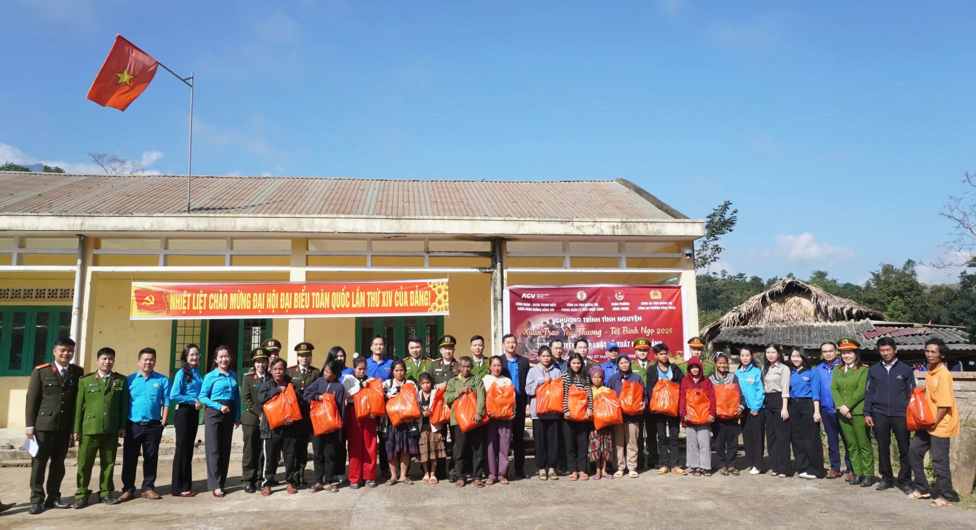 Tặng quà gia đình hoàn cảnh khó khăn tại bản Pa Choong.