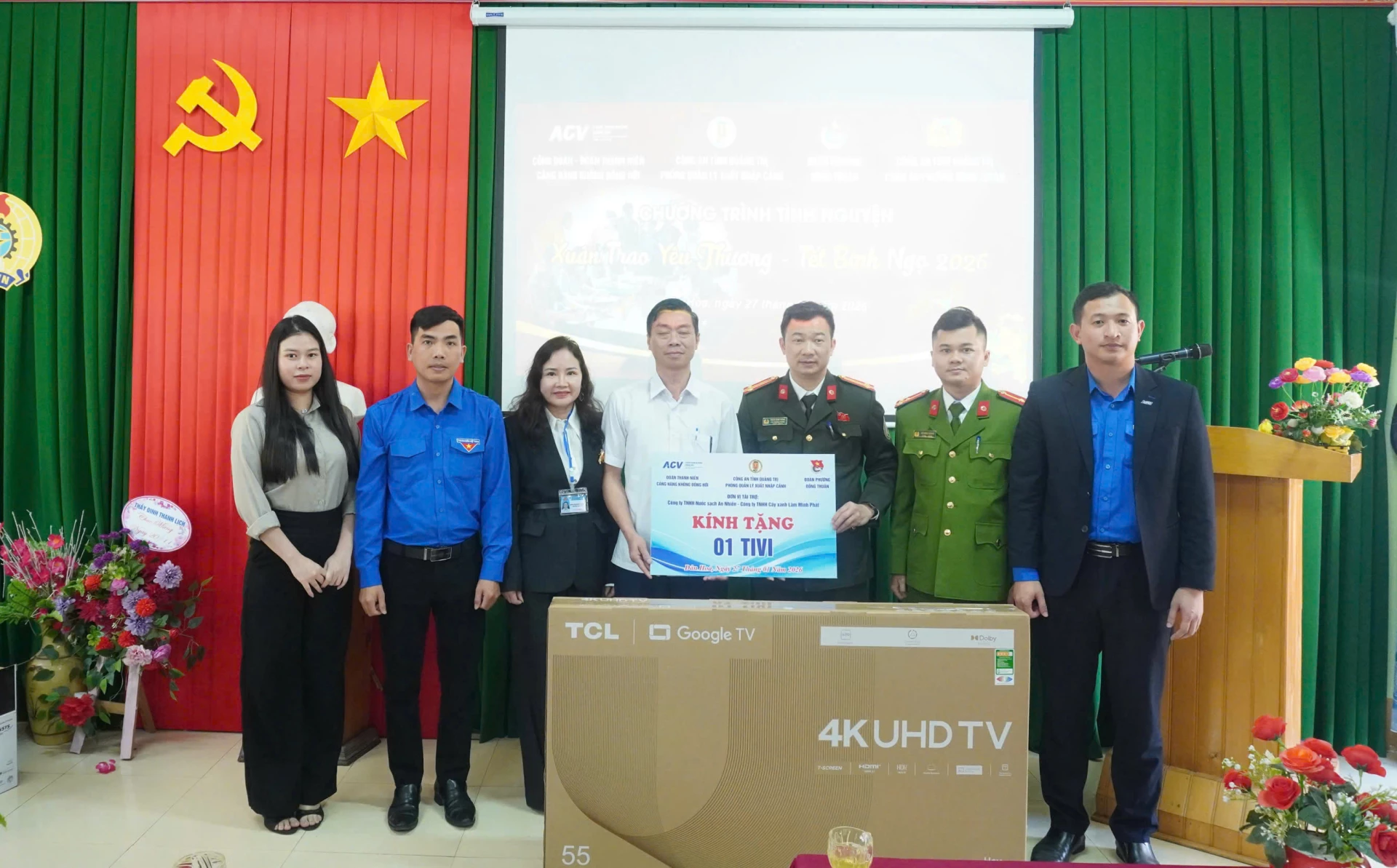 Đoàn công tác tặng Trường Tiểu học Bãi Dinh 1 tivi phục vụ giảng dạy.