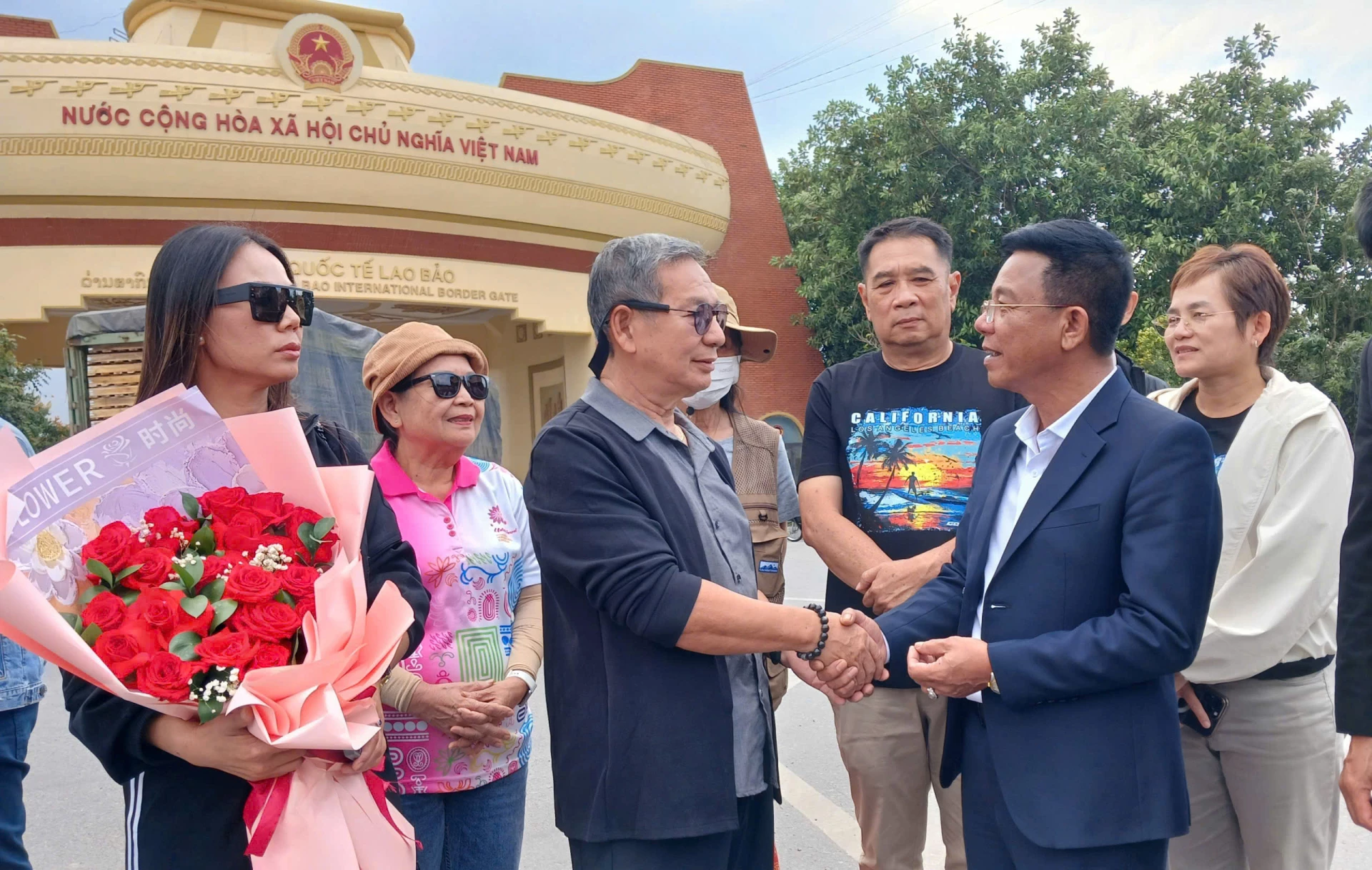 Lãnh đạo ngành du lịch Quảng Trị đón, trao đổi hợp tác với đại diện Hiệp hội Du lịch Lào - Ảnh: N.B