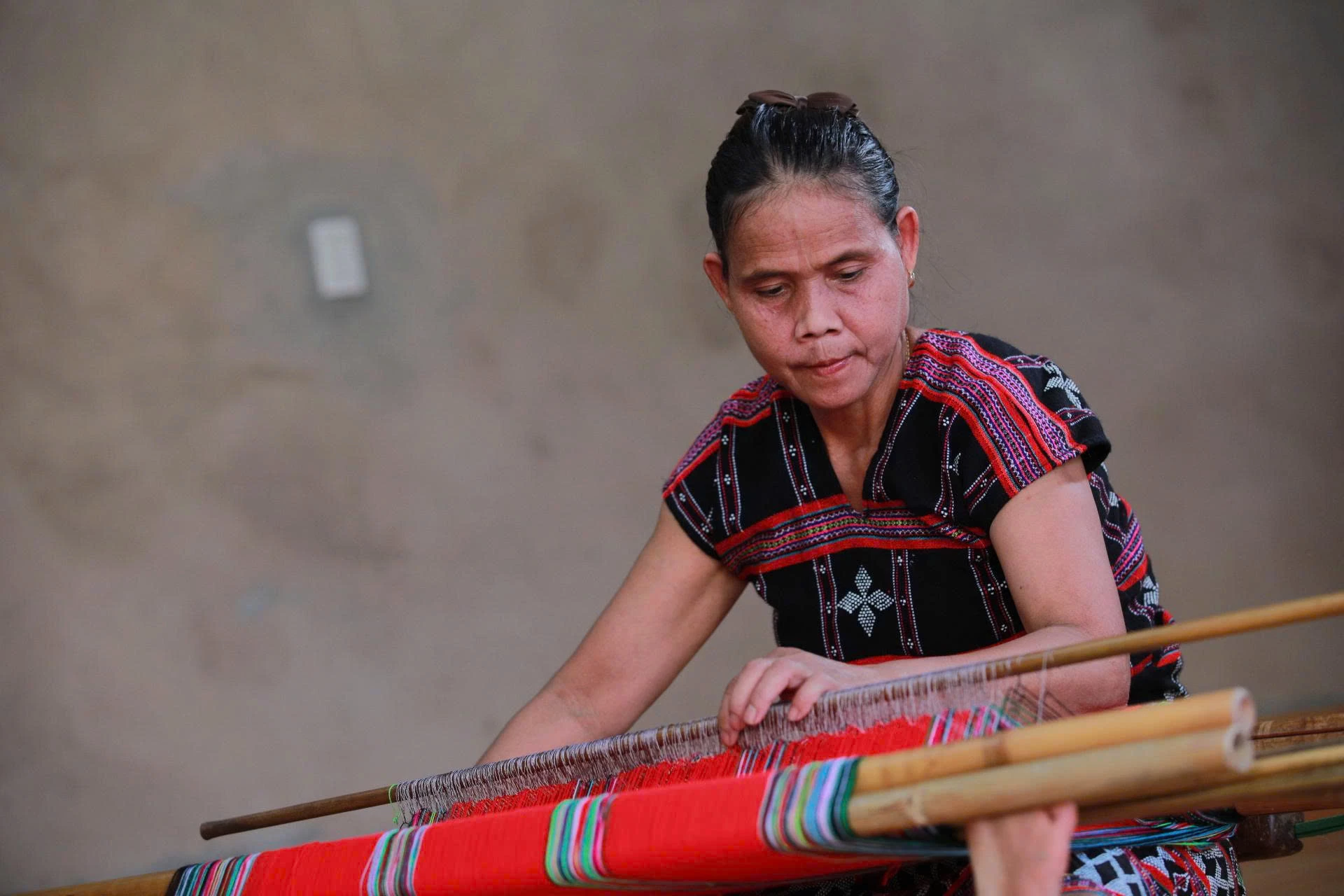 Bà Đoàn Thị Nga với hơn 10 năm gắn bó cùng nghề dệt thổ cẩm ở A Bung -Ảnh: P.T.L